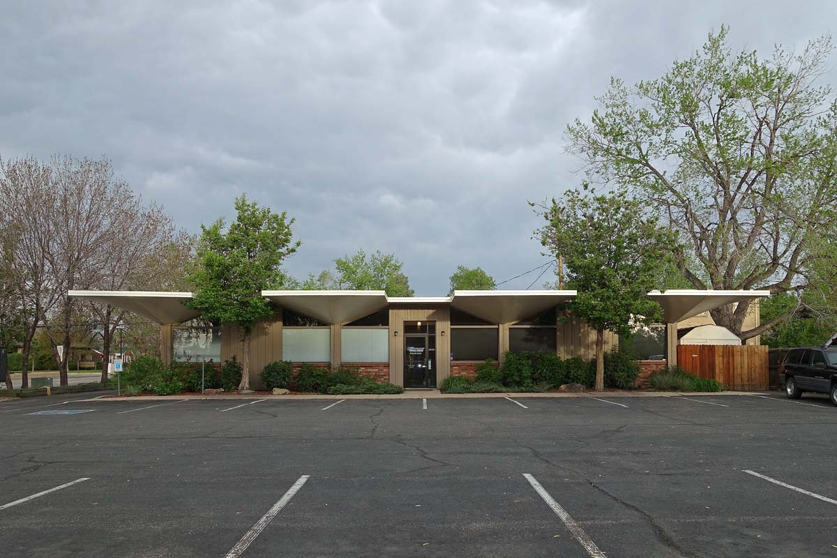 General view 2 of the Mr. Steak restaurant showing the thin-shell concrete roof in May 2017.