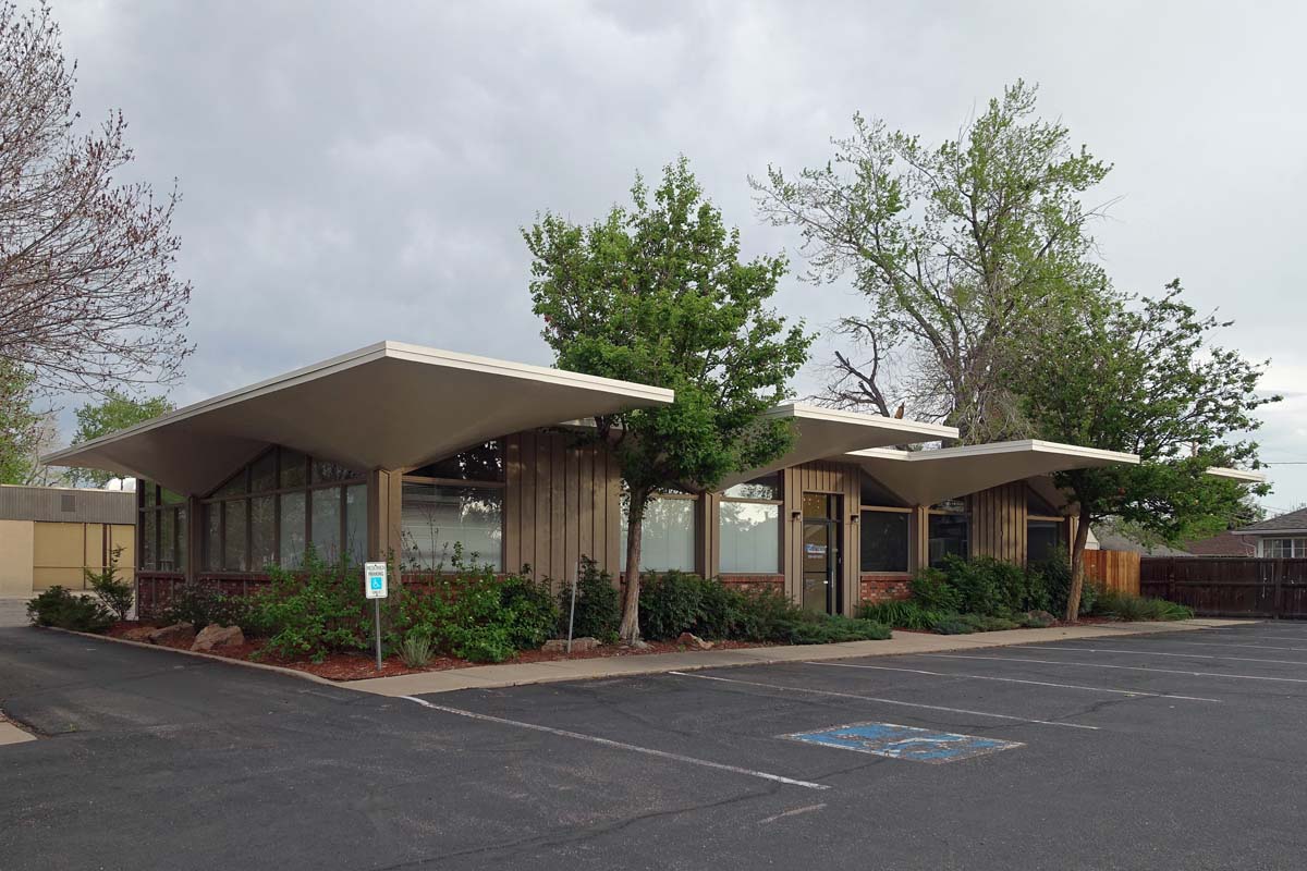 General view 4 of the Mr. Steak restaurant showing the thin-shell concrete roof in May 2017.