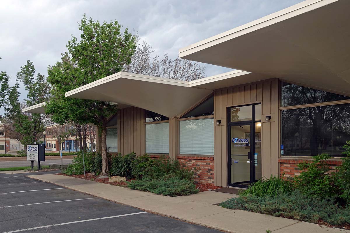 Close-up view 1 of the Mr. Steak restaurant showing the thin-shell concrete roof in May 2017.