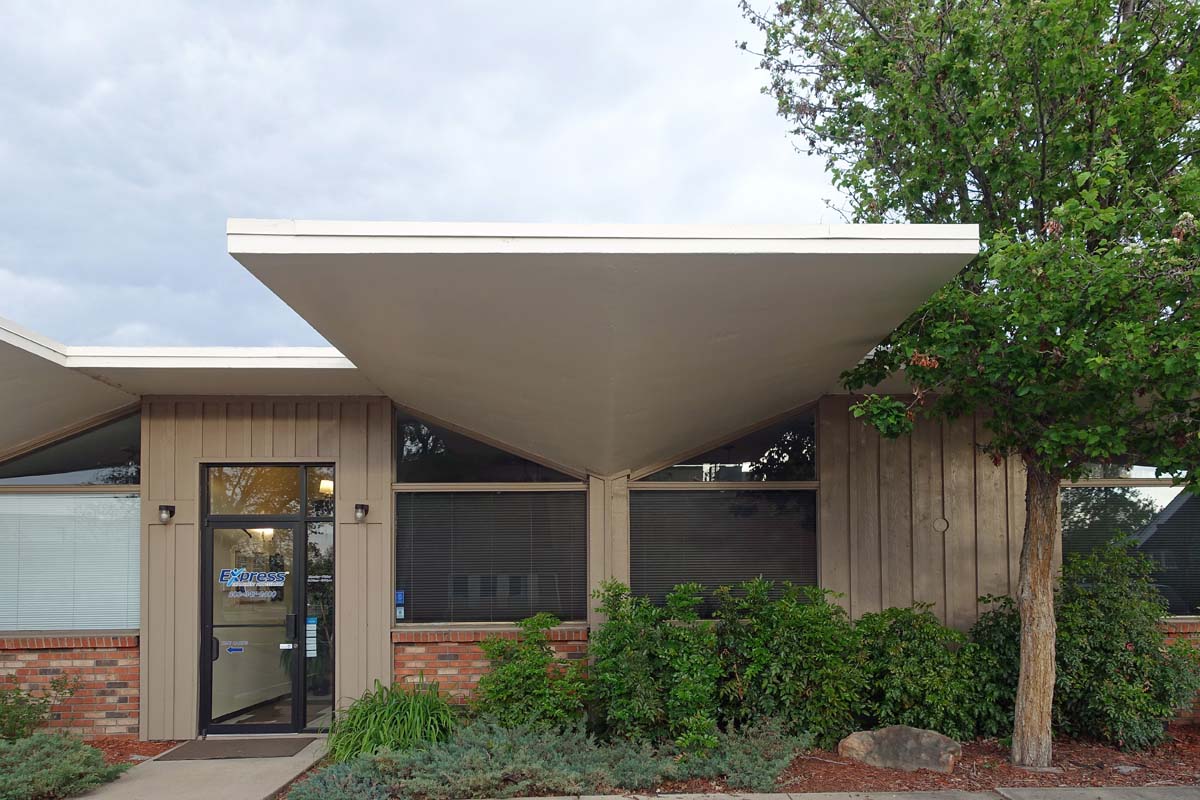 Close-up view 2 of the Mr. Steak restaurant showing the thin-shell concrete roof in May 2017.