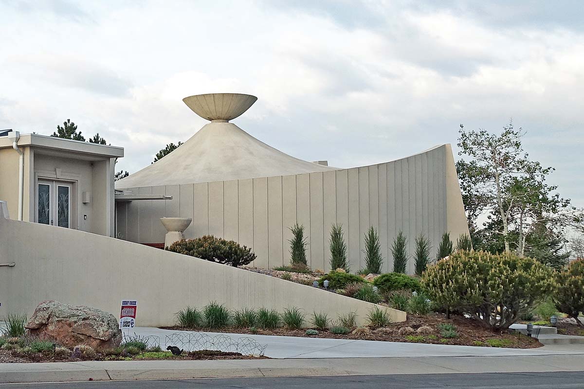 General view 3 of the Frank R. Ross house showing the roof's concrete bowl in May 2020.