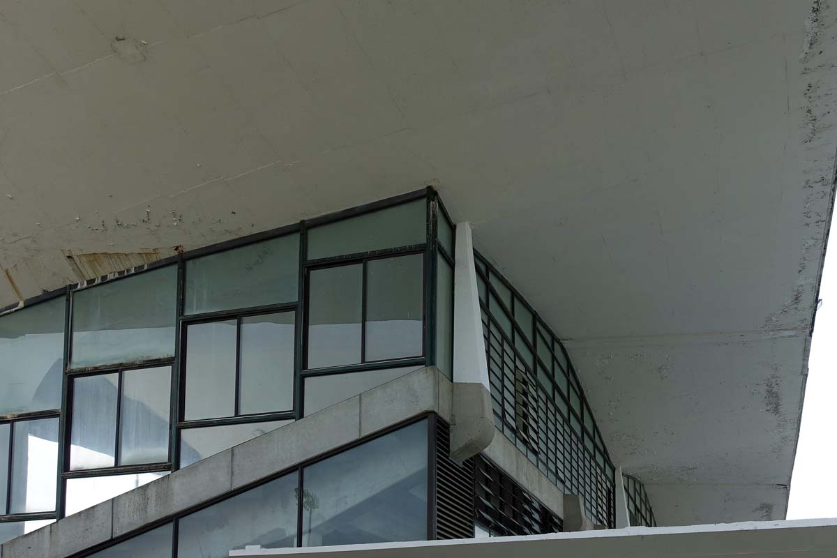 Close-up view 1 of the Scioto Downs grandstand showing the thin-shell concrete roof in July 2019.